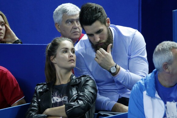 Luka Karabatic et sa compagne Jeny Priez dans les tribunes du tournoi de tennis Open 13 à Marseille, le 19 février 2015.