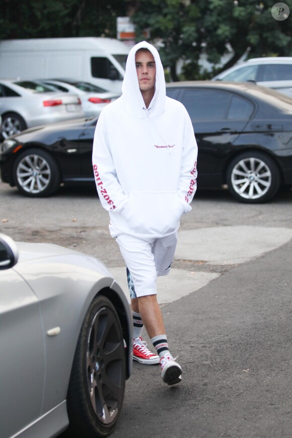Justin Bieber à Los Angeles le 29 octobre 2017. Quelques instants auparavant, le chanteur avait été aperçu dans un café lors d'un rendez-vous en tête-à-tête avec Selena Gomez.