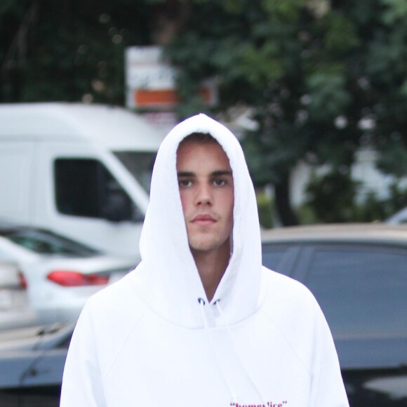 Justin Bieber à Los Angeles le 29 octobre 2017. Quelques instants auparavant, le chanteur avait été aperçu dans un café lors d'un rendez-vous en tête-à-tête avec Selena Gomez.
