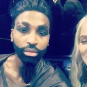 Tristan Thompson et Khloé Kardashian déguisés pour la soirée d'Halloween, le 30 octobre 2017. Sur Snapchat, la star de télé-réalité a confirmé à demi-mot sa grossesse en surnommant sur l'une de ses photos son chéri "daddy" ("papa").