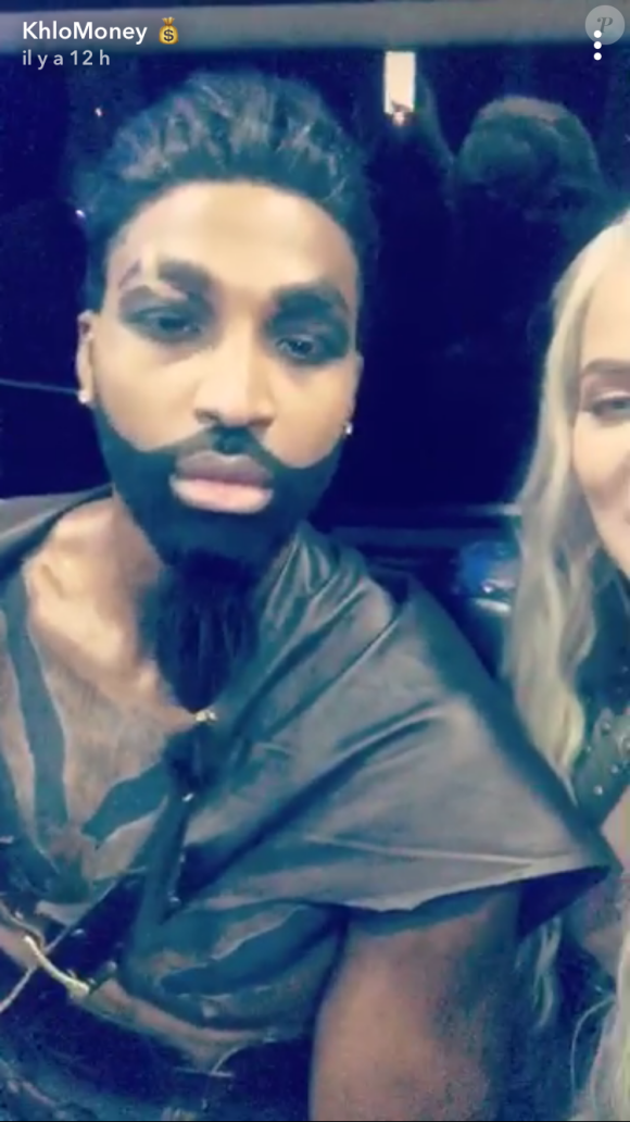 Tristan Thompson et Khloé Kardashian déguisés pour la soirée d'Halloween, le 30 octobre 2017. Sur Snapchat, la star de télé-réalité a confirmé à demi-mot sa grossesse en surnommant sur l'une de ses photos son chéri "daddy" ("papa").