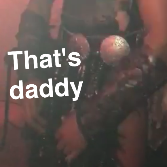 Tristan Thompson et Khloé Kardashian déguisés pour la soirée d'Halloween, le 30 octobre 2017. Sur Snapchat, la star de télé-réalité a confirmé à demi-mot sa grossesse en surnommant sur l'une de ses photos son chéri "daddy" ("papa").