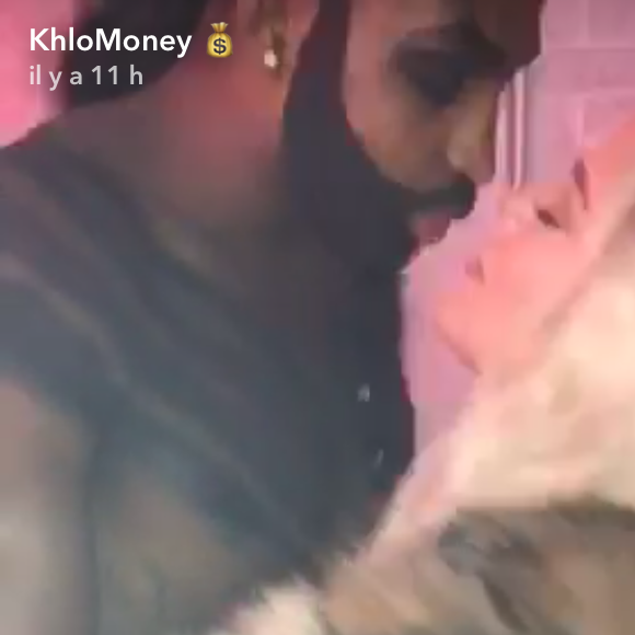 Tristan Thompson et Khloé Kardashian déguisés pour la soirée d'Halloween, le 30 octobre 2017. Sur Snapchat, la star de télé-réalité a confirmé à demi-mot sa grossesse en surnommant sur l'une de ses photos son chéri "daddy" ("papa").