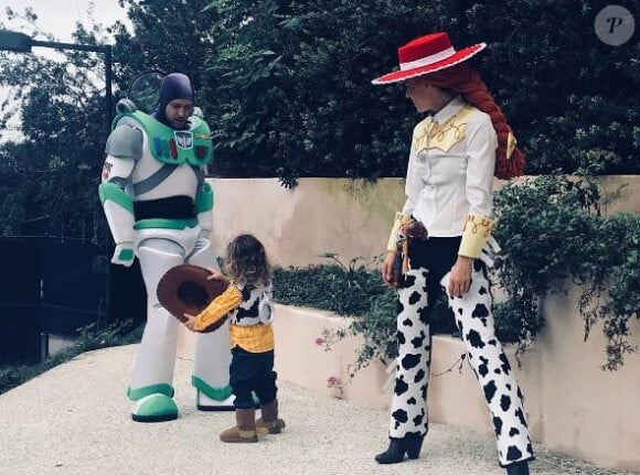 Jessica Biel, Justin Timbelake et leur petit Silas refont Toy Story pour Halloween 2017.