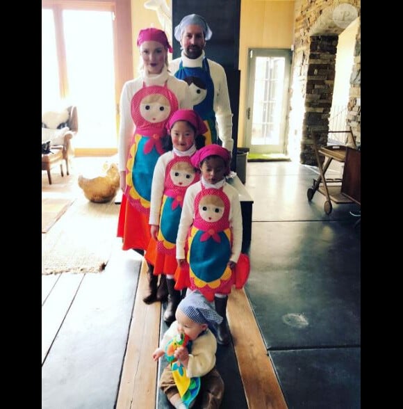 Katherine Heigl et sa famille dans la peau de poupées russes pour Halloween 2017.