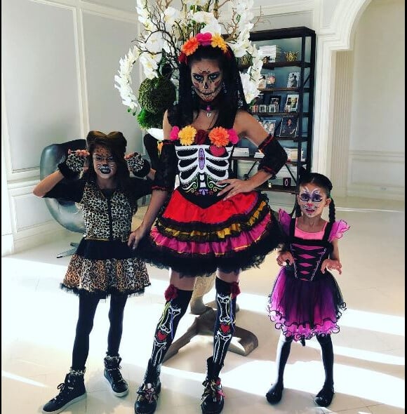 Adriana Lima avec ses filles Valentina et Sienna pour Halloween 2017.