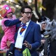 Le premier ministre canadien Justin Trudeau déguisé comme Clark Kent avec son fils Hadrien, en personnage de Paw Patrol à Ottawa, le 31 octobre 2017.