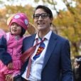 Le premier ministre canadien Justin Trudeau déguisé comme Clark Kent avec son fils Hadrien, en personnage de Paw Patrol à Ottawa, le 31 octobre 2017.