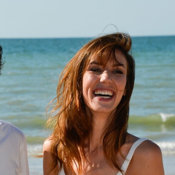 Nicolas Bedos et sa compagne Doria Tillier - Photocall de "Monsieur et Madame Adelman" au 31e festival du film de Cabourg le 17 juin 2017. © Guirec Coadic / Bestimage