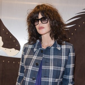 Semi-exclusif - Isabelle Adjani - Tod's dévoile sa nouvelle collection de sacs à main Pop Up "Sella" dans sa boutique rue du Faubourg-Saint-Honoré à Paris, France, le 2 octobre 2017. © Pierre Perusseau/Bestimage  (No Web No Blog pour la Belgique et la Suisse) Semi-Exclusive - For Germany Call For Price - Celebs attending the Tod's unveils his new Pop Up Sella collection at boutique Faubourg-Saint-Honore street in Paris, France, on October 2nd, 2017.02/10/2017 - Paris