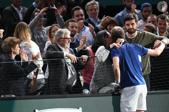 Le clan Julien Benetteau (sa femme Karen, sa mère et son père) - J. Benneteau élimine M. Cilic en quart de finale du tournoi de tennis "Rolex Paris Masters 2017" à Paris le 3 novembre 2017. © Veeren-Perusseau/Bestimage