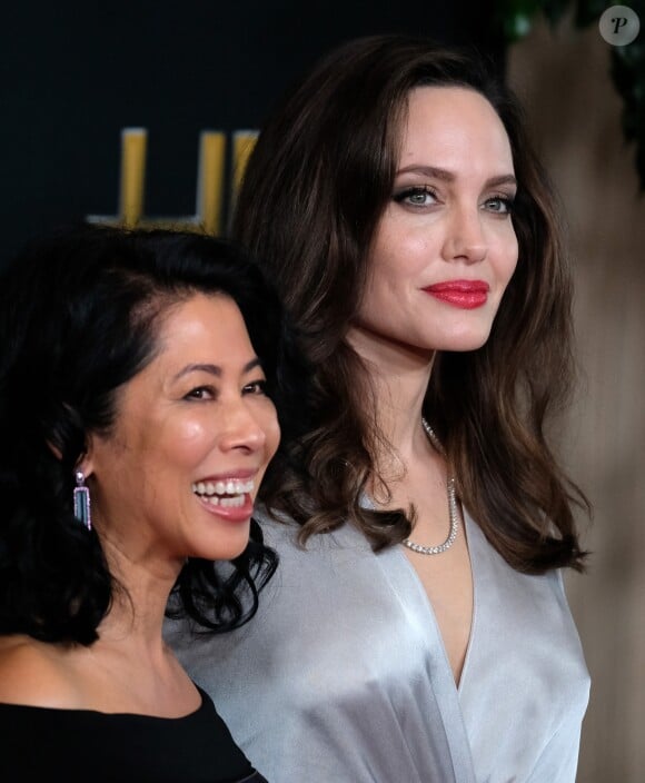 Loung Ung et Angelina Jolie à la 21ème soirée annuelle des Hollywood Film Awards à Los Angeles, le 5 novembre 2017. © Chris Delmas/Bestimage