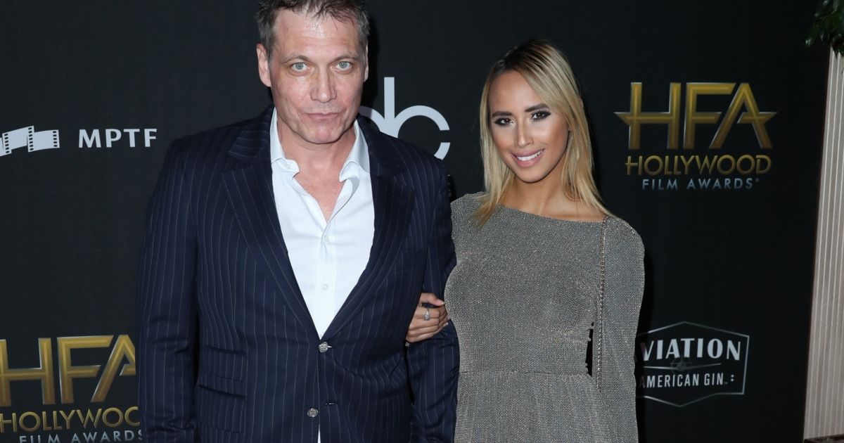 Holt McCallany et sa compagne Nicole Wilsonà la 21e soirée annuelle des