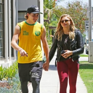 Chloë Grace Moretz et Brooklyn Beckham se promènent main dans la main dans les rues de Beverly Hills. Le 30 juin 2016.