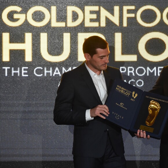 Pierre Casiraghi a remis à Iker Casillas le Golden Foot Award 2017 le 7 novembre 2017 à l'hôtel Mériden à Monaco. © Bruno Bebert/Bestimage