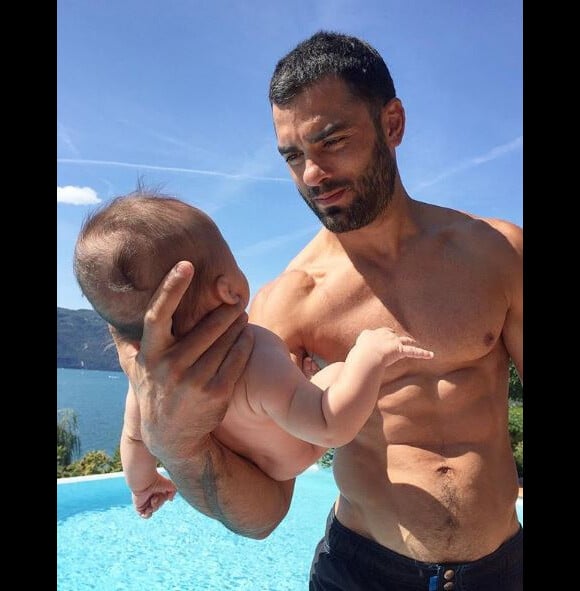 Simon Fourcade avec son fils sur Instagram, le 20 août 2017.