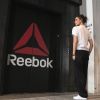 Victoria Beckham annonce sa collaboration avec Reebok avec cette photo d'elle devant le siège social de la marque.