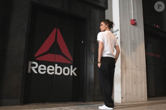 Victoria Beckham annonce sa collaboration avec Reebok avec cette photo d'elle devant le siège social de la marque.