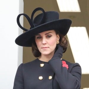 La duchesse Catherine de Cambridge, enceinte, au balcon du bureau des Affaires étrangères à Londres le 12 novembre 2017 pour le Dimanche du Souvenir, commémoration sur le Cénotaphe de Whitehall des soldats tombés au champ d'honneur lors des deux Guerres mondiales.