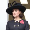 La duchesse Catherine de Cambridge, enceinte, au balcon du bureau des Affaires étrangères à Londres le 12 novembre 2017 pour le Dimanche du Souvenir, commémoration sur le Cénotaphe de Whitehall des soldats tombés au champ d'honneur lors des deux Guerres mondiales.
