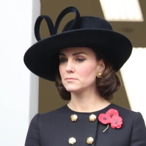 La duchesse Catherine de Cambridge, enceinte, au balcon du bureau des Affaires étrangères à Londres le 12 novembre 2017 pour le Dimanche du Souvenir, commémoration sur le Cénotaphe de Whitehall des soldats tombés au champ d'honneur lors des deux Guerres mondiales.