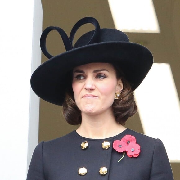 La duchesse Catherine de Cambridge, enceinte, au balcon du bureau des Affaires étrangères à Londres le 12 novembre 2017 pour le Dimanche du Souvenir, commémoration sur le Cénotaphe de Whitehall des soldats tombés au champ d'honneur lors des deux Guerres mondiales.