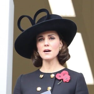 La duchesse Catherine de Cambridge, enceinte, au balcon du bureau des Affaires étrangères à Londres le 12 novembre 2017 pour le Dimanche du Souvenir, commémoration sur le Cénotaphe de Whitehall des soldats tombés au champ d'honneur lors des deux Guerres mondiales.