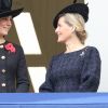La duchesse Catherine de Cambridge, enceinte, et la comtesse Sophie de Wessex au balcon du bureau des Affaires étrangères à Londres le 12 novembre 2017 pour le Dimanche du Souvenir, commémoration sur le Cénotaphe de Whitehall des soldats tombés au champ d'honneur lors des deux Guerres mondiales.