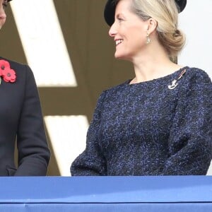 La duchesse Catherine de Cambridge, enceinte, et la comtesse Sophie de Wessex au balcon du bureau des Affaires étrangères à Londres le 12 novembre 2017 pour le Dimanche du Souvenir, commémoration sur le Cénotaphe de Whitehall des soldats tombés au champ d'honneur lors des deux Guerres mondiales.