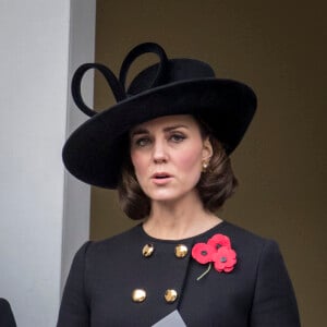 La duchesse Catherine de Cambridge, enceinte, au balcon du bureau des Affaires étrangères à Londres le 12 novembre 2017 pour le Dimanche du Souvenir, commémoration sur le Cénotaphe de Whitehall des soldats tombés au champ d'honneur lors des deux Guerres mondiales.