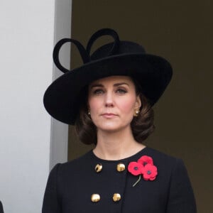 La duchesse Catherine de Cambridge, enceinte, au balcon du bureau des Affaires étrangères à Londres le 12 novembre 2017 pour le Dimanche du Souvenir, commémoration sur le Cénotaphe de Whitehall des soldats tombés au champ d'honneur lors des deux Guerres mondiales.