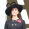 La duchesse Catherine de Cambridge, enceinte, au balcon du bureau des Affaires étrangères à Londres le 12 novembre 2017 pour le Dimanche du Souvenir, commémoration sur le Cénotaphe de Whitehall des soldats tombés au champ d'honneur lors des deux Guerres mondiales.