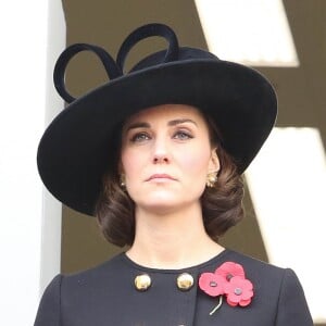 La duchesse Catherine de Cambridge, enceinte, au balcon du bureau des Affaires étrangères à Londres le 12 novembre 2017 pour le Dimanche du Souvenir, commémoration sur le Cénotaphe de Whitehall des soldats tombés au champ d'honneur lors des deux Guerres mondiales.