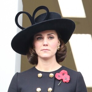 La duchesse Catherine de Cambridge, enceinte, au balcon du bureau des Affaires étrangères à Londres le 12 novembre 2017 pour le Dimanche du Souvenir, commémoration sur le Cénotaphe de Whitehall des soldats tombés au champ d'honneur lors des deux Guerres mondiales.