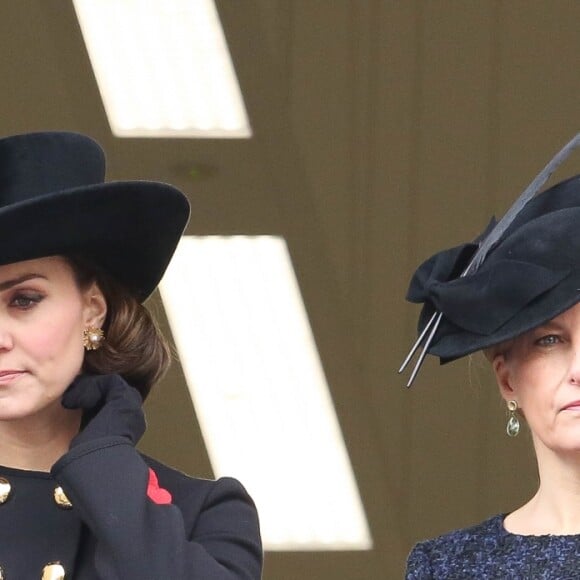 La duchesse Catherine de Cambridge, enceinte, et la comtesse Sophie de Wessex au balcon du bureau des Affaires étrangères à Londres le 12 novembre 2017 pour le Dimanche du Souvenir, commémoration sur le Cénotaphe de Whitehall des soldats tombés au champ d'honneur lors des deux Guerres mondiales.