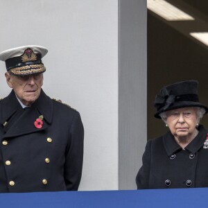 Le duc d'Edimbourg et la reine Elizabeth II au balcon du bureau des Affaires étrangères à Londres le 12 novembre 2017 pour le Dimanche du Souvenir, commémoration sur le Cénotaphe de Whitehall des soldats tombés au champ d'honneur lors des deux Guerres mondiales.