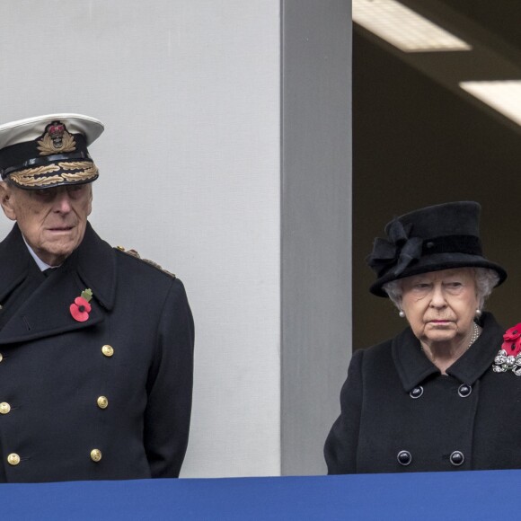 Le duc d'Edimbourg et la reine Elizabeth II au balcon du bureau des Affaires étrangères à Londres le 12 novembre 2017 pour le Dimanche du Souvenir, commémoration sur le Cénotaphe de Whitehall des soldats tombés au champ d'honneur lors des deux Guerres mondiales.