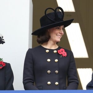 La princesse Alexandra de Kent, l'honorable Lady Ogilvy, la duchesse Catherine de Cambridge, enceinte, et la comtesse Sophie de Wessex au balcon du bureau des Affaires étrangères à Londres le 12 novembre 2017 pour le Dimanche du Souvenir, commémoration sur le Cénotaphe de Whitehall des soldats tombés au champ d'honneur lors des deux Guerres mondiales.