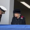 Le duc d'Edimbourg et la reine Elizabeth II au balcon du bureau des Affaires étrangères à Londres le 12 novembre 2017 pour le Dimanche du Souvenir, commémoration sur le Cénotaphe de Whitehall des soldats tombés au champ d'honneur lors des deux Guerres mondiales.