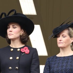 La princesse Alexandra de Kent, l'honorable Lady Ogilvy, la duchesse Catherine de Cambridge, enceinte, et la comtesse Sophie de Wessex au balcon du bureau des Affaires étrangères à Londres le 12 novembre 2017 pour le Dimanche du Souvenir, commémoration sur le Cénotaphe de Whitehall des soldats tombés au champ d'honneur lors des deux Guerres mondiales.