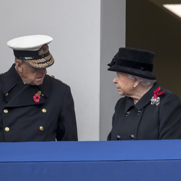 Le duc d'Edimbourg et la reine Elizabeth II au balcon du bureau des Affaires étrangères à Londres le 12 novembre 2017 pour le Dimanche du Souvenir, commémoration sur le Cénotaphe de Whitehall des soldats tombés au champ d'honneur lors des deux Guerres mondiales.