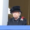La reine Elizabeth II au balcon du bureau des Affaires étrangères à Londres le 12 novembre 2017 pour le Dimanche du Souvenir, commémoration sur le Cénotaphe de Whitehall des soldats tombés au champ d'honneur lors des deux Guerres mondiales.