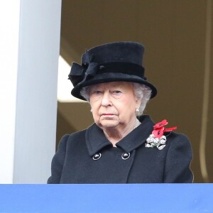 La reine Elizabeth II au balcon du bureau des Affaires étrangères à Londres le 12 novembre 2017 pour le Dimanche du Souvenir, commémoration sur le Cénotaphe de Whitehall des soldats tombés au champ d'honneur lors des deux Guerres mondiales.