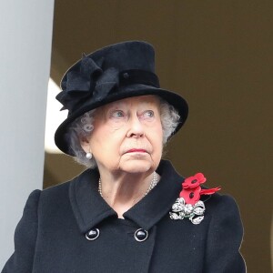 La reine Elizabeth II au balcon du bureau des Affaires étrangères à Londres le 12 novembre 2017 pour le Dimanche du Souvenir, commémoration sur le Cénotaphe de Whitehall des soldats tombés au champ d'honneur lors des deux Guerres mondiales.