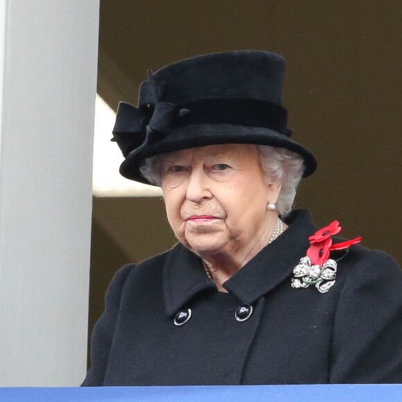 La reine Elizabeth II au balcon du bureau des Affaires étrangères à Londres le 12 novembre 2017 pour le Dimanche du Souvenir, commémoration sur le Cénotaphe de Whitehall des soldats tombés au champ d'honneur lors des deux Guerres mondiales.