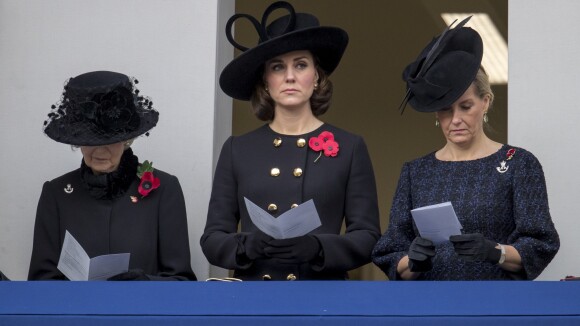 Kate Middleton, William et Harry : Graves au Cénotaphe, le clan royal recueilli