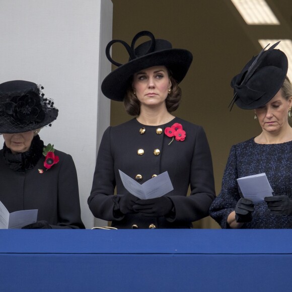 La princesse Alexandra de Kent, l'honorable Lady Ogilvy, la duchesse Catherine de Cambridge, enceinte, et la comtesse Sophie de Wessex au balcon du bureau des Affaires étrangères à Londres le 12 novembre 2017 pour le Dimanche du Souvenir, commémoration sur le Cénotaphe de Whitehall des soldats tombés au champ d'honneur lors des deux Guerres mondiales.