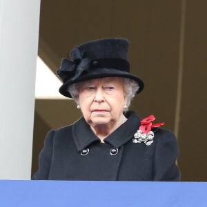 La reine Elizabeth II et Camilla Parker Bowles au balcon du bureau des Affaires étrangères à Londres le 12 novembre 2017 pour le Dimanche du Souvenir, commémoration sur le Cénotaphe de Whitehall des soldats tombés au champ d'honneur lors des deux Guerres mondiales.