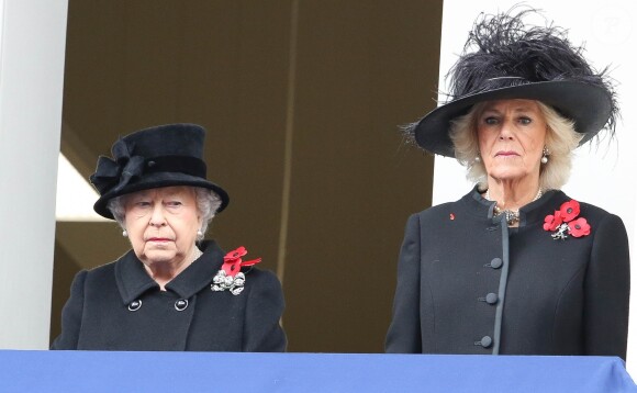 La reine Elizabeth II et Camilla Parker Bowles au balcon du bureau des Affaires étrangères à Londres le 12 novembre 2017 pour le Dimanche du Souvenir, commémoration sur le Cénotaphe de Whitehall des soldats tombés au champ d'honneur lors des deux Guerres mondiales.