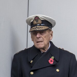 Le duc d'Edimbourg et la reine Elizabeth II au balcon du bureau des Affaires étrangères à Londres le 12 novembre 2017 lors du Dimanche du Souvenir, commémoration sur le Cénotaphe de Whitehall des soldats tombés au champ d'honneur lors des deux Guerres mondiales.